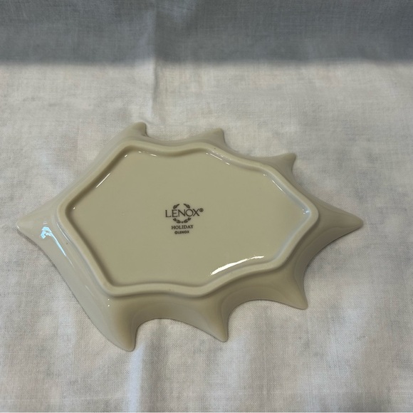 Lenox Holiday Pattern Holly Leaf Shaped Ivory Dish Gold Trim 7 x 4.5 NICE! - Picture 2 of 5